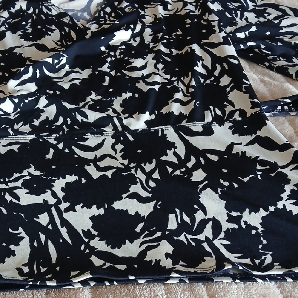 Max Studio Black and Cream Floral Blouse - Picture 7 of 14